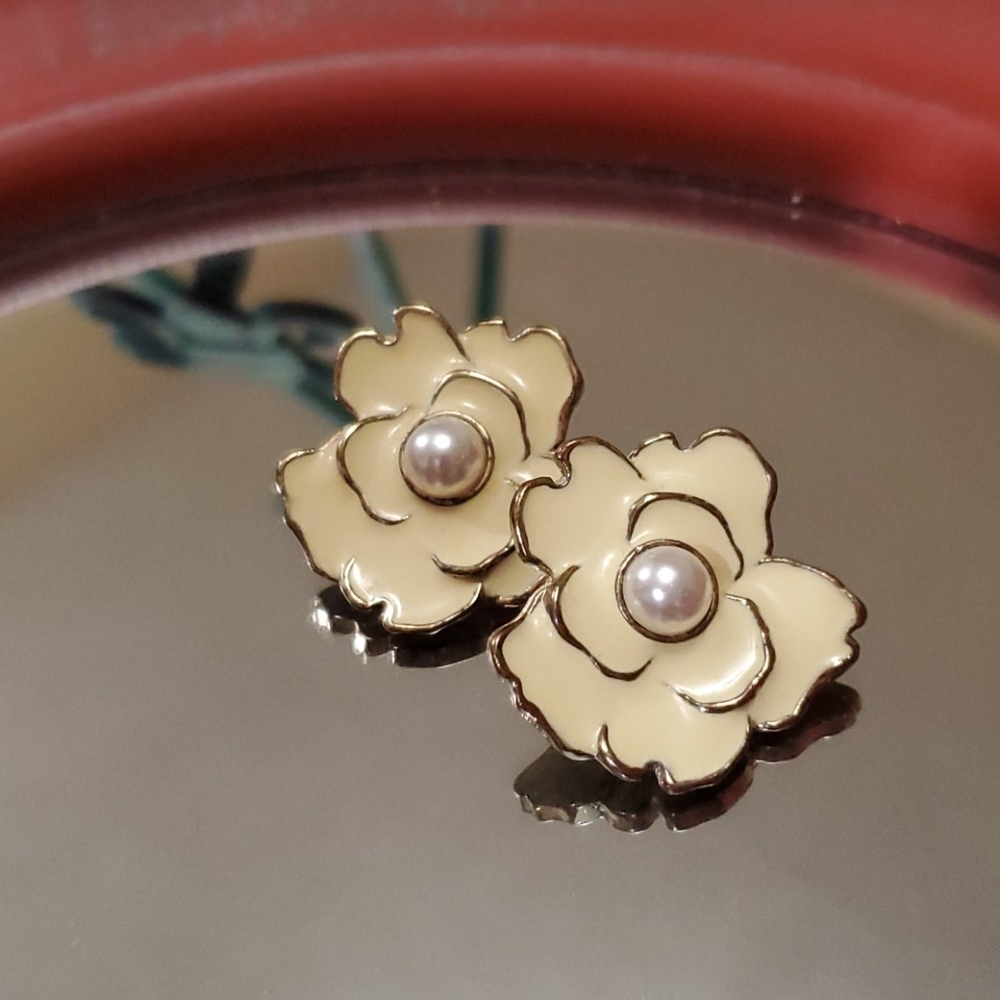 Retro Floral and faux pearl earrings